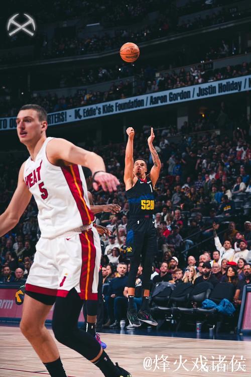 小波特跑位到弧顶接球，三分干拔出手投进3+1